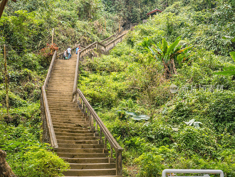 通往老挝万荣市的Tham Chang洞穴的楼梯。万荣市老挝著名的度假胜地。